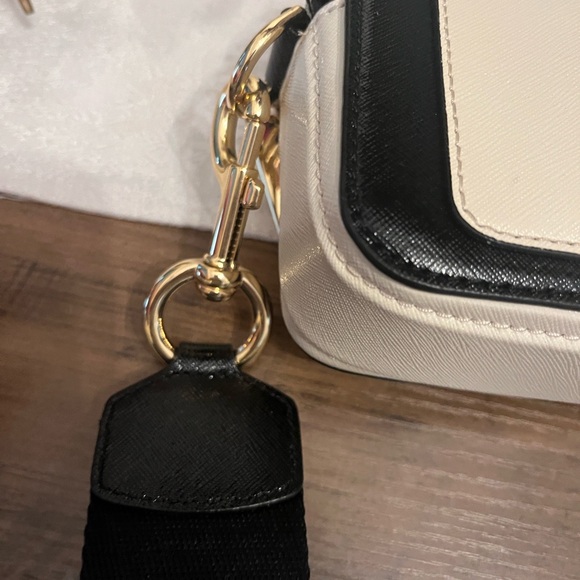 Marc Jacobs Cream Crossbody Bag with Gold Accents - Picture 7 of 16